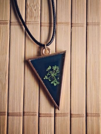 Pendentif triangle en résine