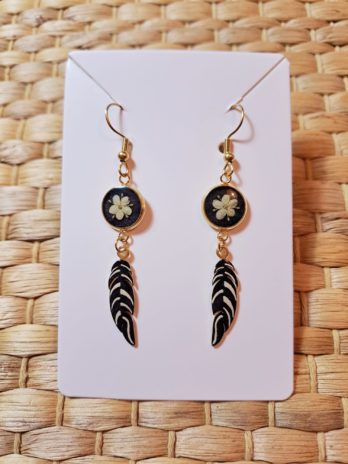 Boucles d’oreilles fleurs de sureau + plumes