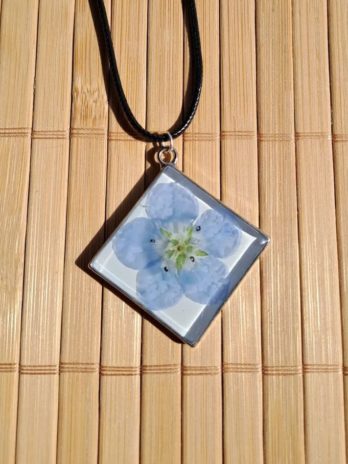 Pendentif en résine avec fleur bleue